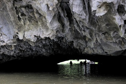 Vietnam, province de Ninh Binh, région surnommée la baie d'Halong terrestre, excursion en barque à Tam Coc entouré de paysages karstiques, passage d'une des trois grottes naturelles crées par la rivière