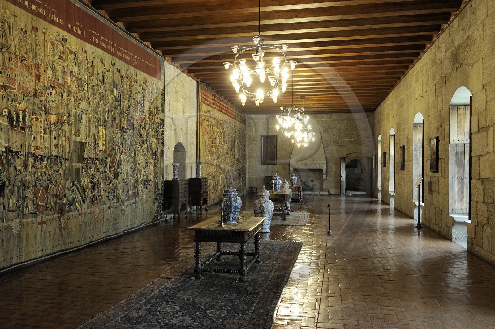 Portugal, région du Minho, Guimaraes, ville classée Patrimoine Mondial de l' UNESCO, Paço dos Duces de Bragança (Palais des Ducs de Bragance), le salon des pas perdus