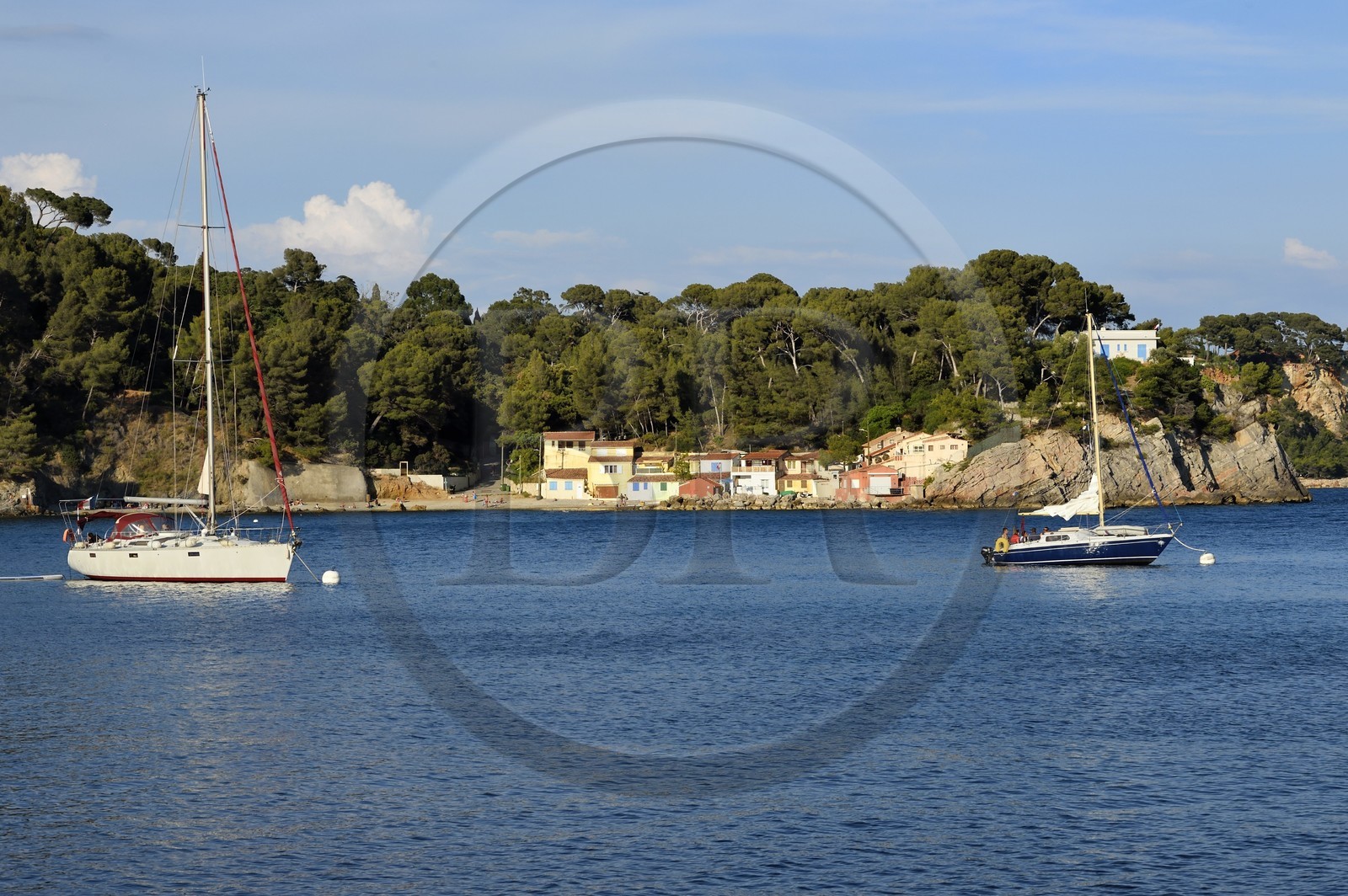 France, Var (83), la rade de Toulon, le petit port des cabanons de l'anse de Méjean