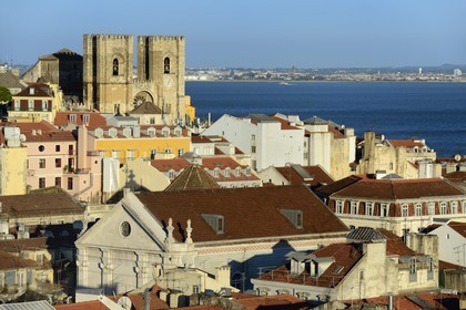 Portugal, Lisbonne, vue sur le quartier de la Baixa depuis le elevador (ascenseur) de Santa Justa et la cathédrale Sé Patriarcal dans le quartier de l'Alfama, en arrière plan le Tage