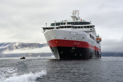 Groenland, cote ouest, le bateau de croisière MS Fram de la compagnie Hurtigruten en escale à Uummannaq