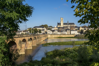 France, Nièvre (58), Nevers, les iles sur la Loire en amont du Pont de la Loire, le quai de Mantoue et la cathédrale Saint-Cyr-et-Sainte-Julitte en arrière plan