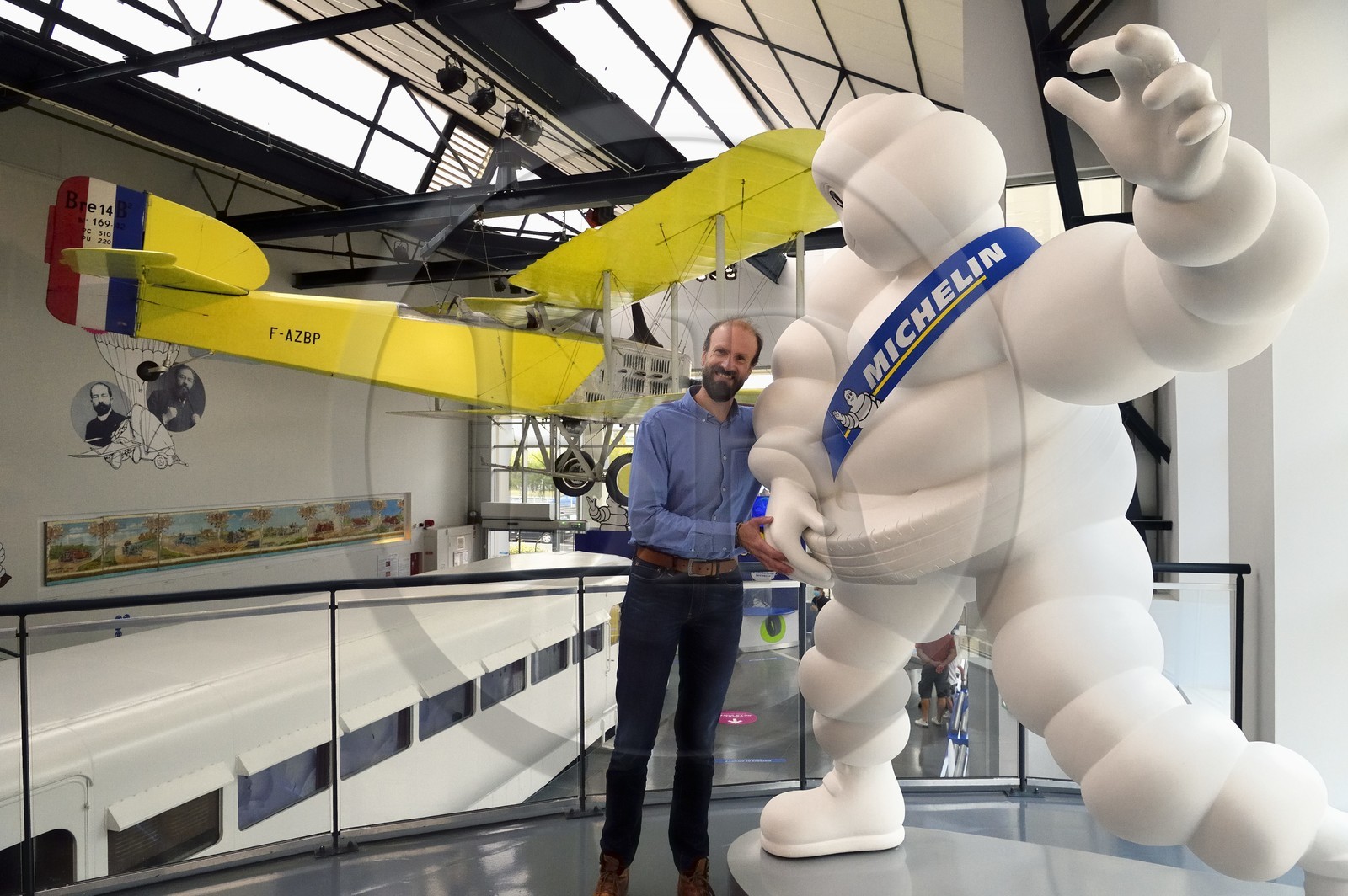 France, Puy-de-Dôme (63), Clermont-Ferrand, L'Aventure Michelin, musée retraçant toutes les activités du groupe Michelin, Stéphane Nicolas, responsable du patrimoine historique de Michelin, avec Bibendum
