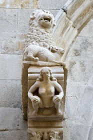 Croatie, Dalmatie, cote dalmate, Ile de Korcula, ville de Korcula, détail du portail central de la cathédrale Saint-Marc, sculpture d'Eve sous un des deux lions de la facade principale