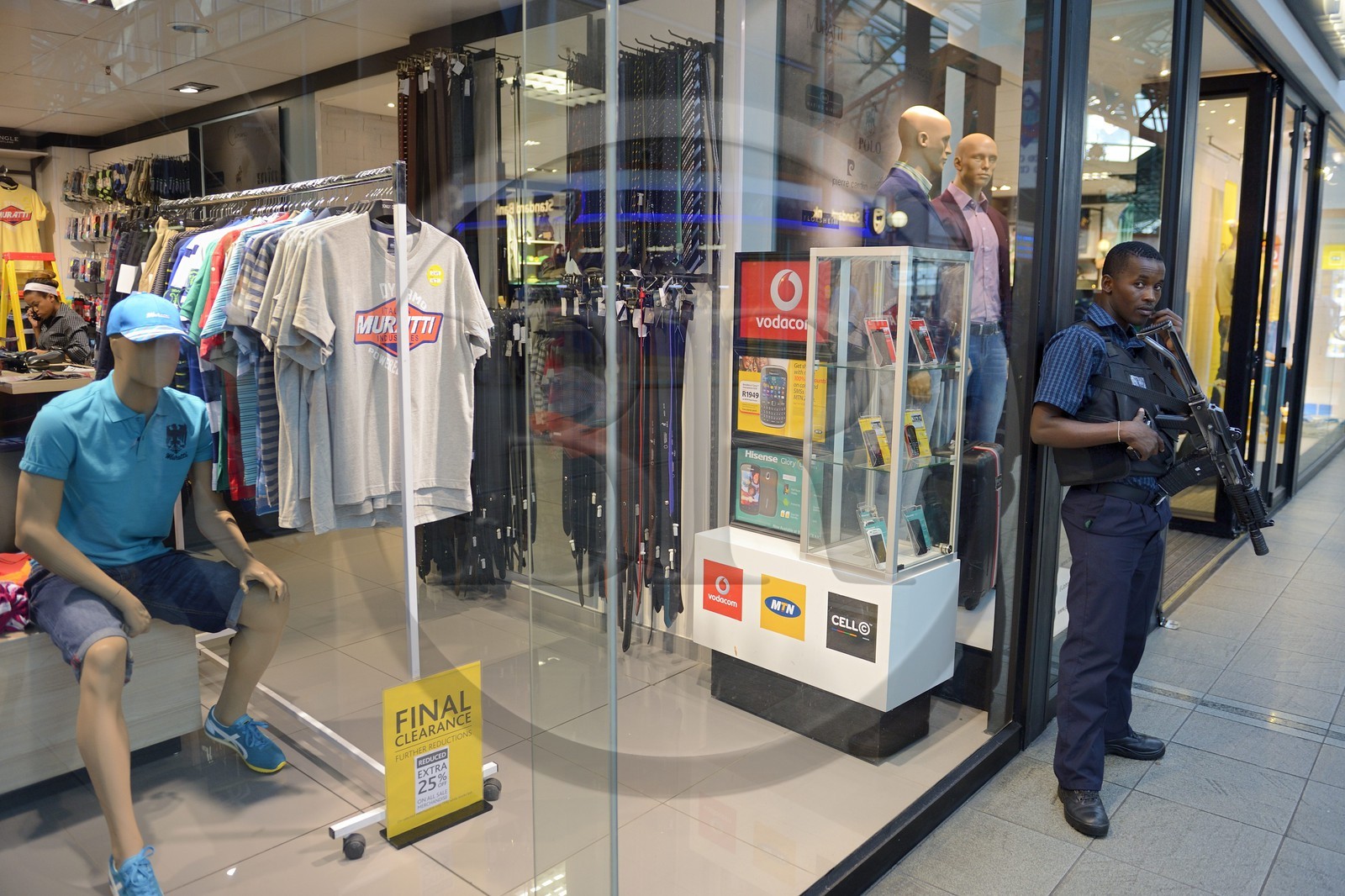 Afrique du Sud, province de Gauteng, Johannesburg, CBD (Central Business District), centre commercial de Carlton center dans le coeur de la ville, un vigile lourdement armé