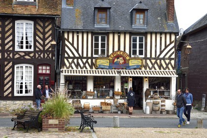 France, Calvados (14), Pays d'Auge, Beuvron-en-Auge, labellisé Les Plus Beaux Villages de France, épicerie et magasin de souvenirs