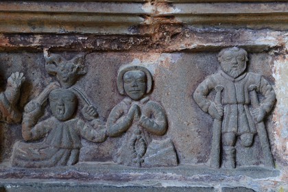 France, Finistère (29), Guimiliau, bas-reliefs sous le porche méridional de l'église dans l'enclos paroissial