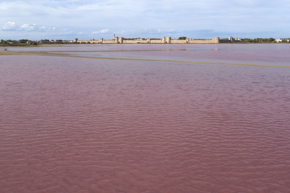 France, Gard (30), Aigues-Mortes, la ville médiévale entourée par ses remparts en bordure des marais salants (Salins du Midi) (vue aérienne)