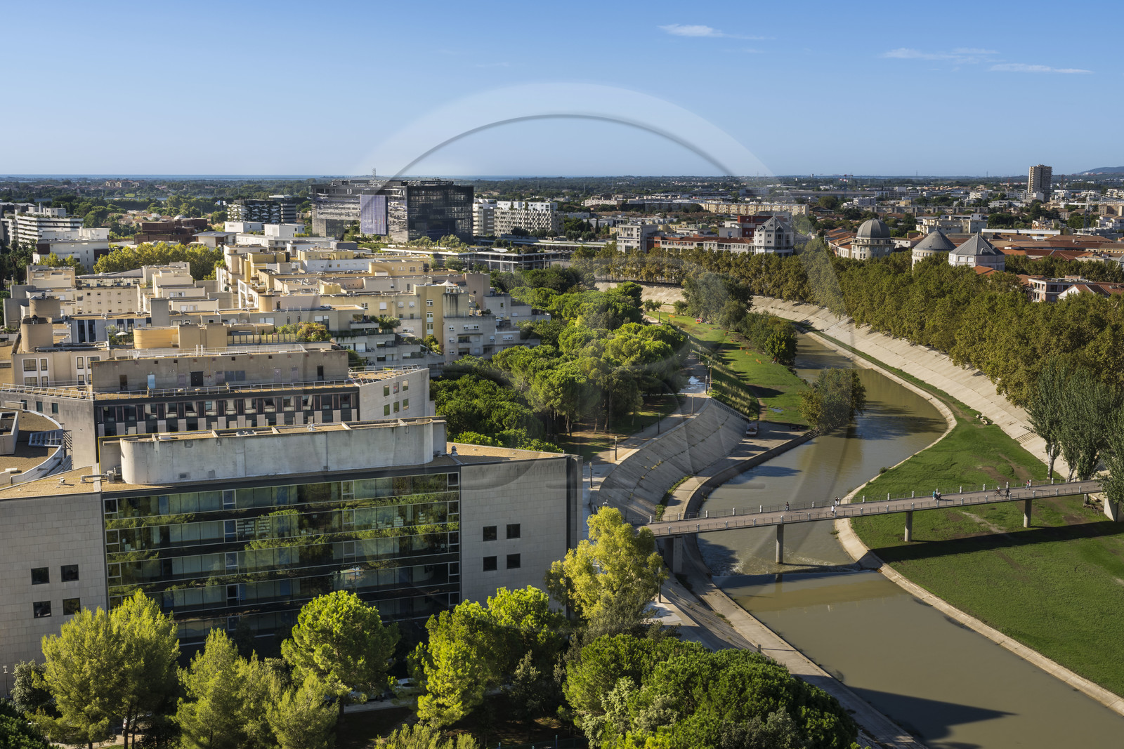 France, Hérault (34), Montpellier, les rives du Lez et l'Hotel de Ville conçu par les architectes Jean Nouvel et François Fontès (en arrière plan vers la mer)