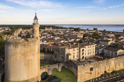 France, Gard (30), Aigues-Mortes, la ville médiévale entourée par ses remparts, la Tour de Constance au premier plan et les marais salants (Salins du Midi) en arrière plan (vue aérienne)