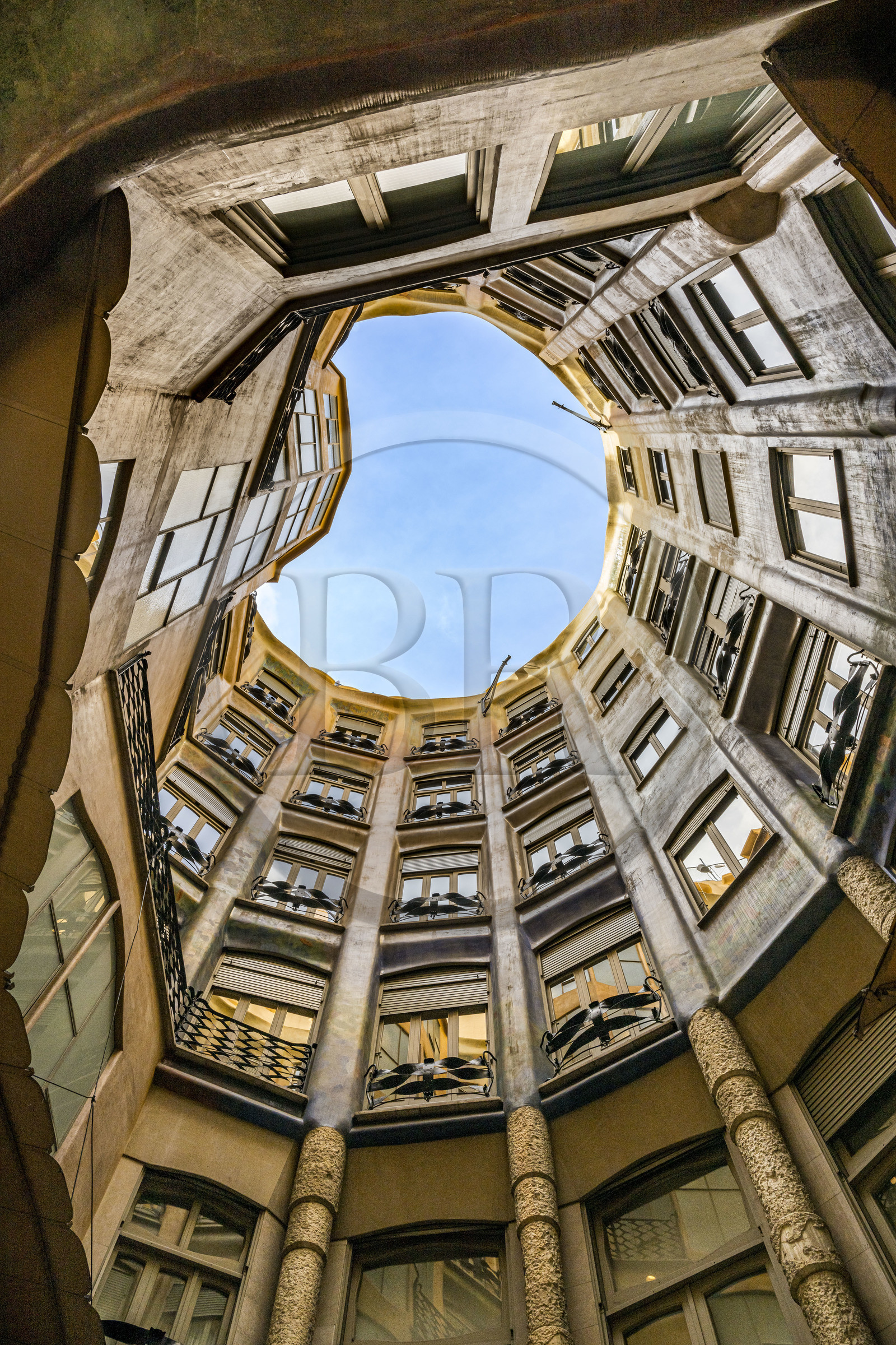Espagne, Catalogne, Barcelone, quartier de l'Eixample, Passeig de Gracia, Pedrera ou Casa Mila (1905-1910) de l'architecte du modernisme catalan Antoni Gaudi, site classé au Patrimoine Mondial de l'UNESCO, la petite cour intérieure