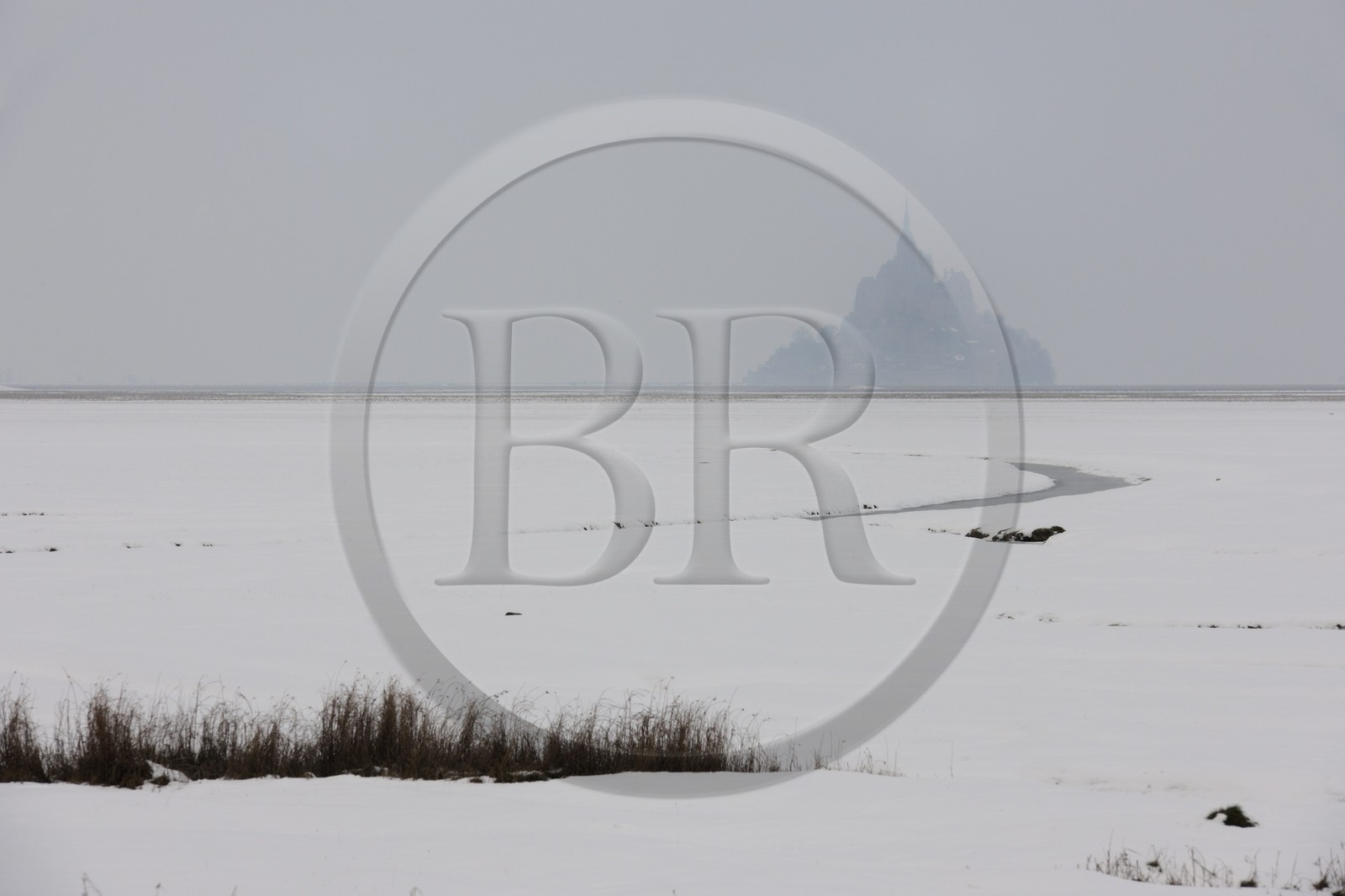France, Manche (50), Mont-Saint-Michel, classé au Patrimoine Mondial de l'UNESCO, sous la neige