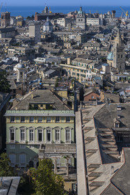 Italie, Ligurie, Gênes, le Palazzo di Baldassarre Lomellini qui est un des palais des Rolli classés Patrimoine Mondial de l'UNESCO dans la Strada Nuova aujourd’hui via Garibaldi, la Basilique Santa Maria delle Vigne et la cathédrale (Cattedrale di San Lorenzo) en arrière plan