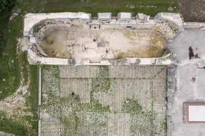 France, Côte-d'Or (21), Curtil-Vergy, ruines de l'abbaye Saint-Vivant de Vergy, l'église abbatiale (vue aérienne)