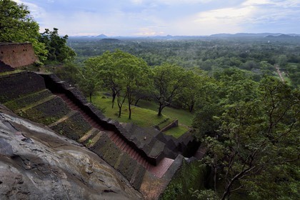 Sri Lanka, province centrale, district de Matale, Sigiriya, ville ancienne de Sigiriya classée patrimoine mondial de l'UNESCO, escalier d'accès à l'ancien palais forteresse du Rocher du Lion