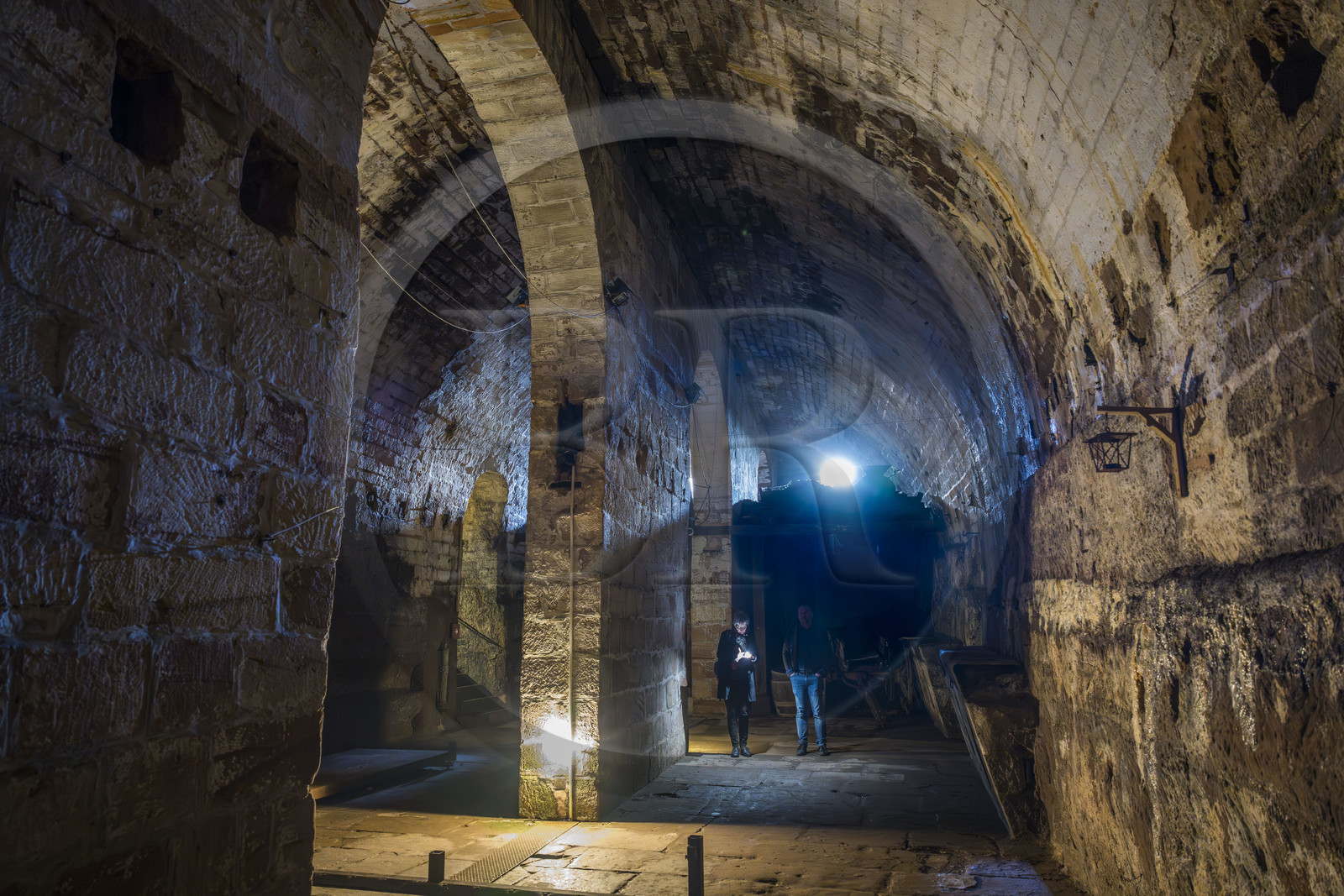 France, Moselle (57), Parc régional des Vosges du nord, Bitche, la citadelle fortifiée par Vauban, ancienne étable dans une faille de la falaise de grès