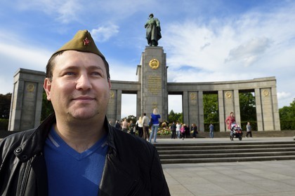Allemagne, Berlin, quartier de Tiergaten, mémorial soviétique dédié aux 81 116 combattants de l'Armée rouge tombés durant la bataille de Berlin en avril-mai 1945, officier russe lors de la célébration annuelle de la capitulation nazie le 9 mai 1945 pour les russes