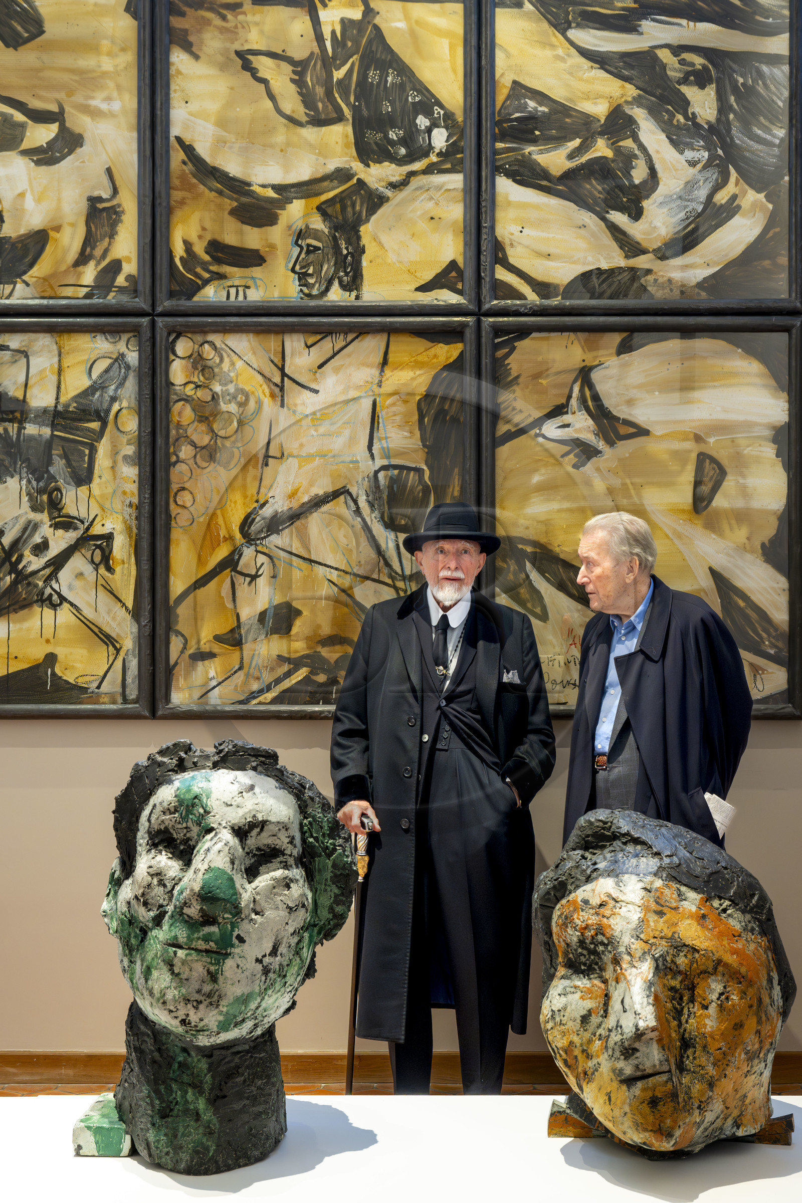 France, Paris (75), Musée Maillol, le peintre et sculpteur allemand Markus Lüpertz lors de son exposition en dialogue avec l'oeuvre d'Aristide Maillol, son galeriste Michael Werner à sa droite,  bronzes peints et technique mixte sur papier