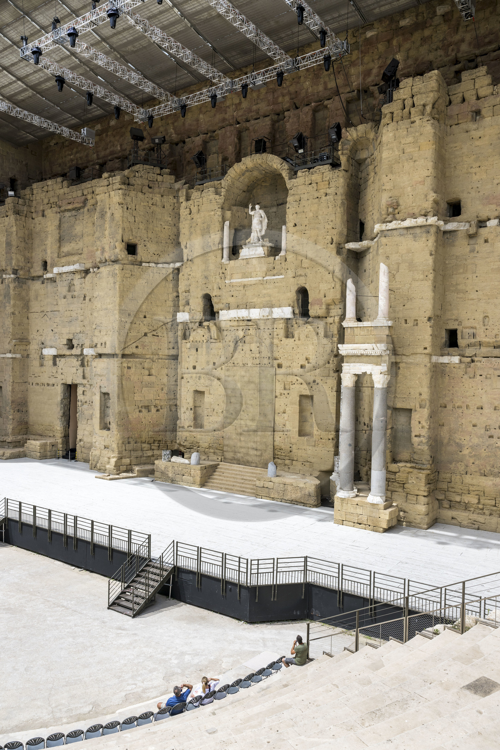 France, Vaucluse (84), Orange, le théatre antique classé Patrimoine Mondial de l'UNESCO, construit sous le règne d'Auguste au Ier siècle, la niche du mur de scène abrite une statue colossale dite de l'empereur Auguste de 3,50 m de haut dont la tête n'est pas d'origine