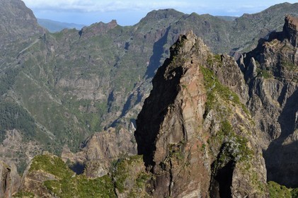 Portugal, Madeira Island, hikers on the Vereda do Areeiro hike between Pico Ruivo (1862m) and Pico Arieiro (1817m), view from Ninho da Manta (buzzard's nest) belvedere over the central mountain range