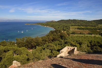 France, Var (83), Iles d'Hyères, parc national de Port Cros, Ile de Porquerolles, plage de la Courtade vue depuis le chateau Sainte-Agathe