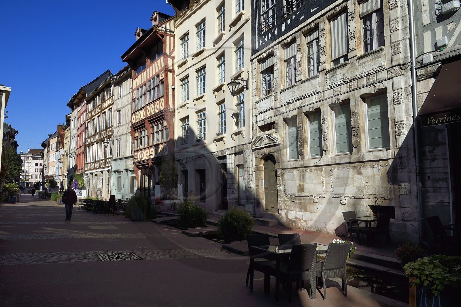 France, Seine-Maritime (76), Rouen, rue Eau-de-Robec, à droite la maison de maitre-drapier du début du XVIIe siècle au numero 158