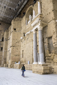 France, Vaucluse (84), Orange, le théatre antique classé Patrimoine Mondial de l'UNESCO, construit sous le règne d'Auguste au Ier siècle, la niche du mur de scène abrite une statue colossale dite de l'empereur Auguste de 3,50 m de haut dont la tête n'est pas d'origine
