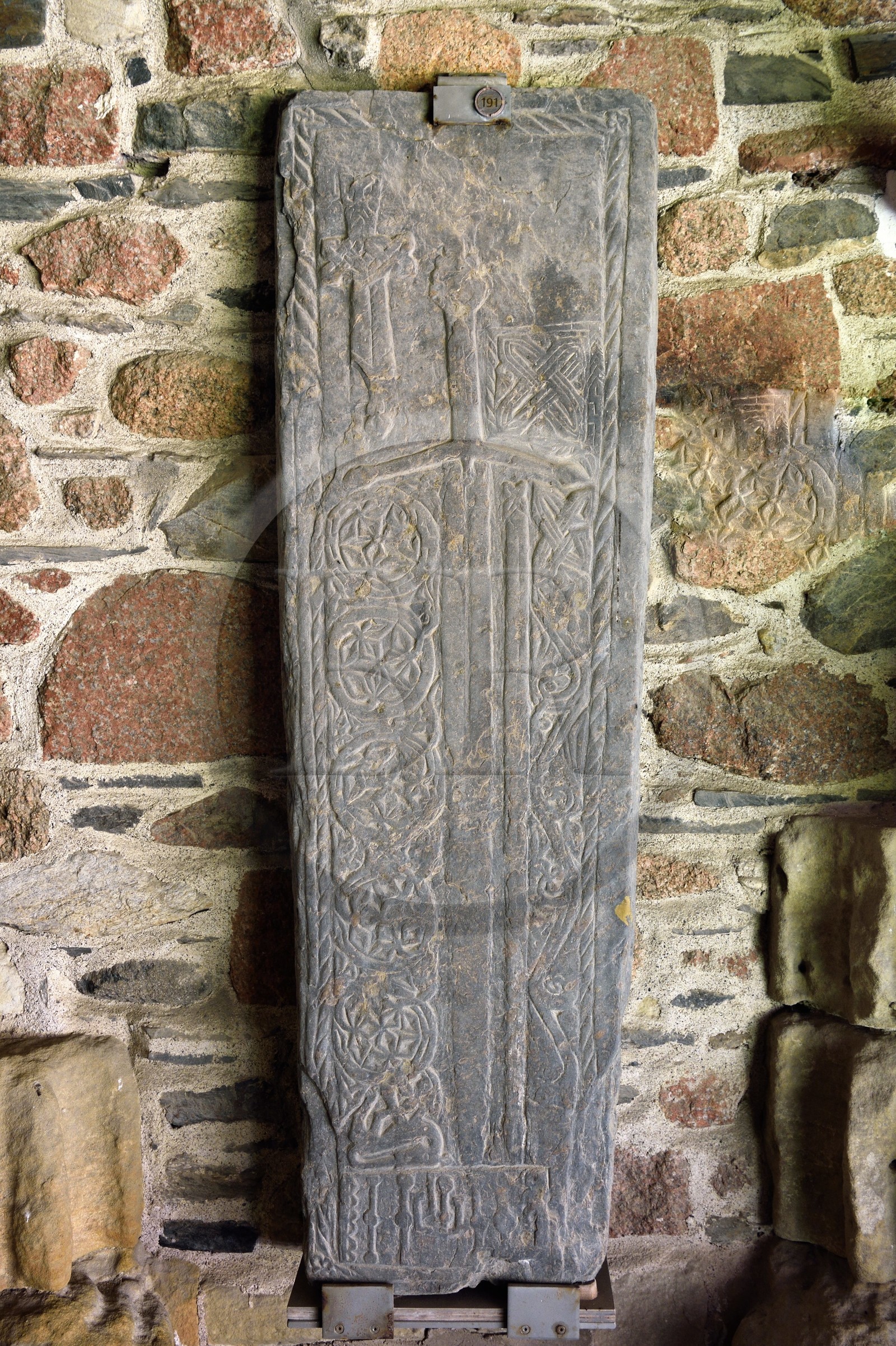 Royaume-Uni, Ecosse, Highland, Hébrides intérieures, Ile de Iona face à l'Ile de Mull, abbaye d'Iona fondée par Saint Columba au VIème siècle, épée gravée sur une dalle de sépulture datant des années 1400 dans le cloitre