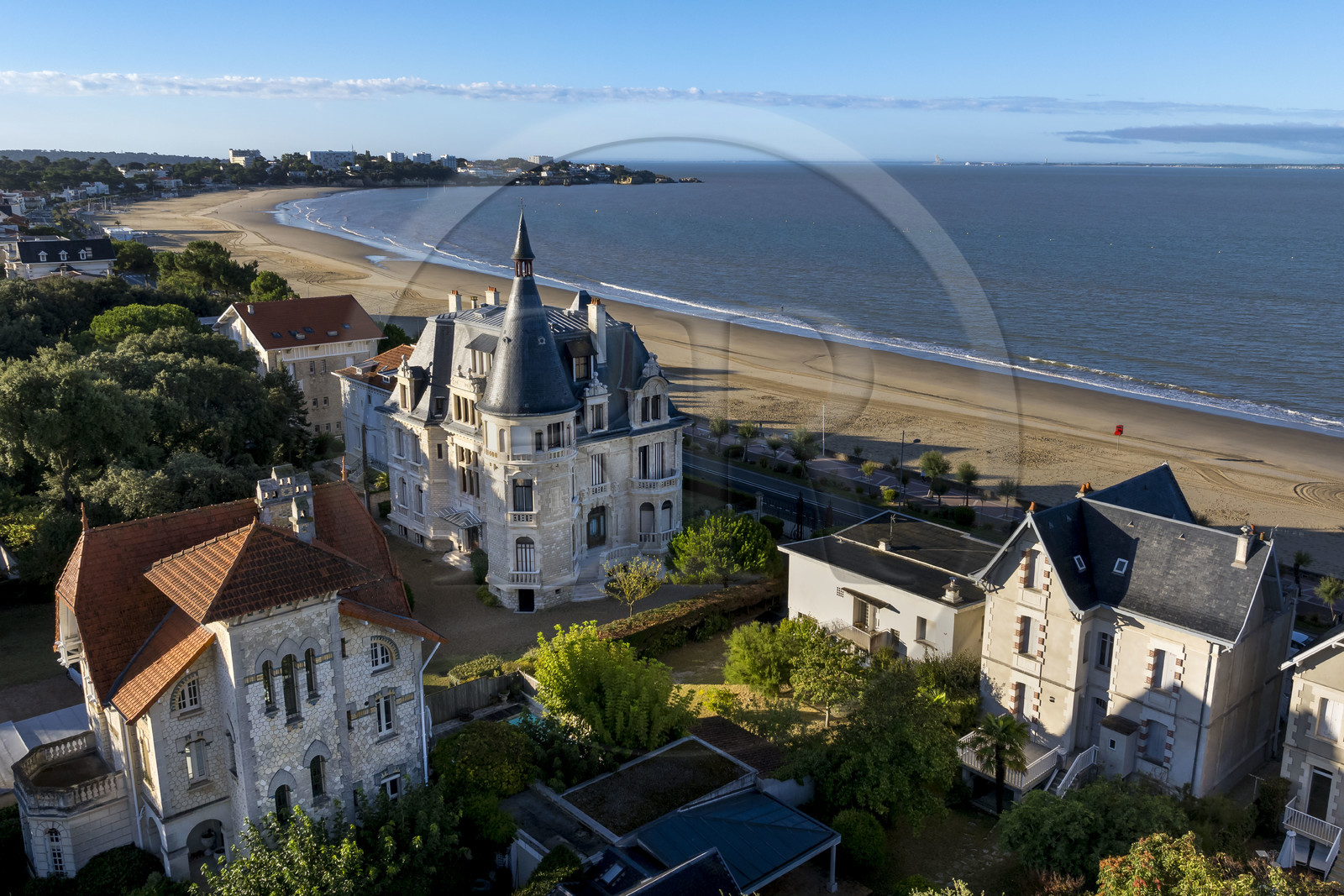 France, Charente-Maritime (17), Royan,  villa du quartier résidentiel du Parc, la Villa La Mousson (1914) de l'architecte René-Léon Gouverneur à gauche, la Villa Aigue Marine (début du XXe siècle) de l'architecte Henri Deglane au centre et la plage de la Grande-Conche