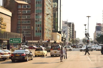 Zimbabwe, Harare, Samora Machel Avenue dans le centre ville