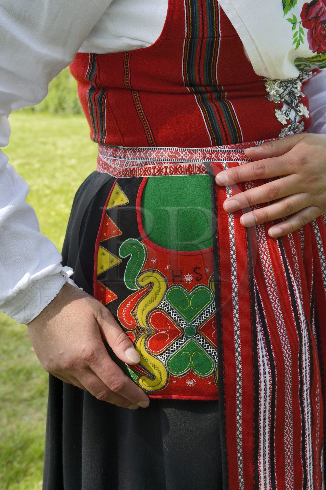 Suède, comté de Dalécarlie, région de Leksand, jeune fille en costume traditionnel pour les célébrations du solstice d'été dans le petit hameau de Sunnanäng