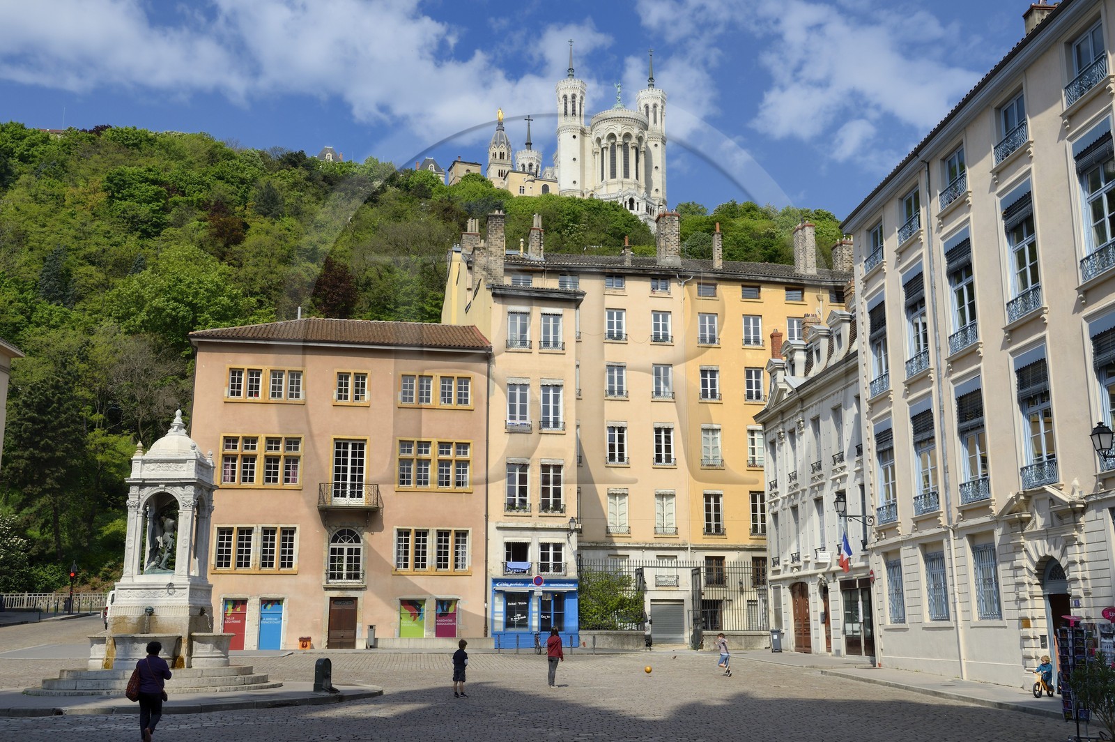 France, Rhône (69), Lyon, site historique classé Patrimoine Mondial de l'UNESCO, Vieux Lyon, place Saint Jean dominée par la basilique Notre-Dame de Fourvière