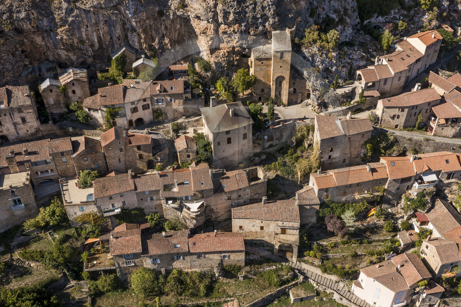 France, Aveyron (12), parc naturel régional des Grands Causses, Peyre, labellisé Les Plus Beaux Villages de France, maisons et église troglodytique Saint-Christophe des XIème et XVIIème siècles