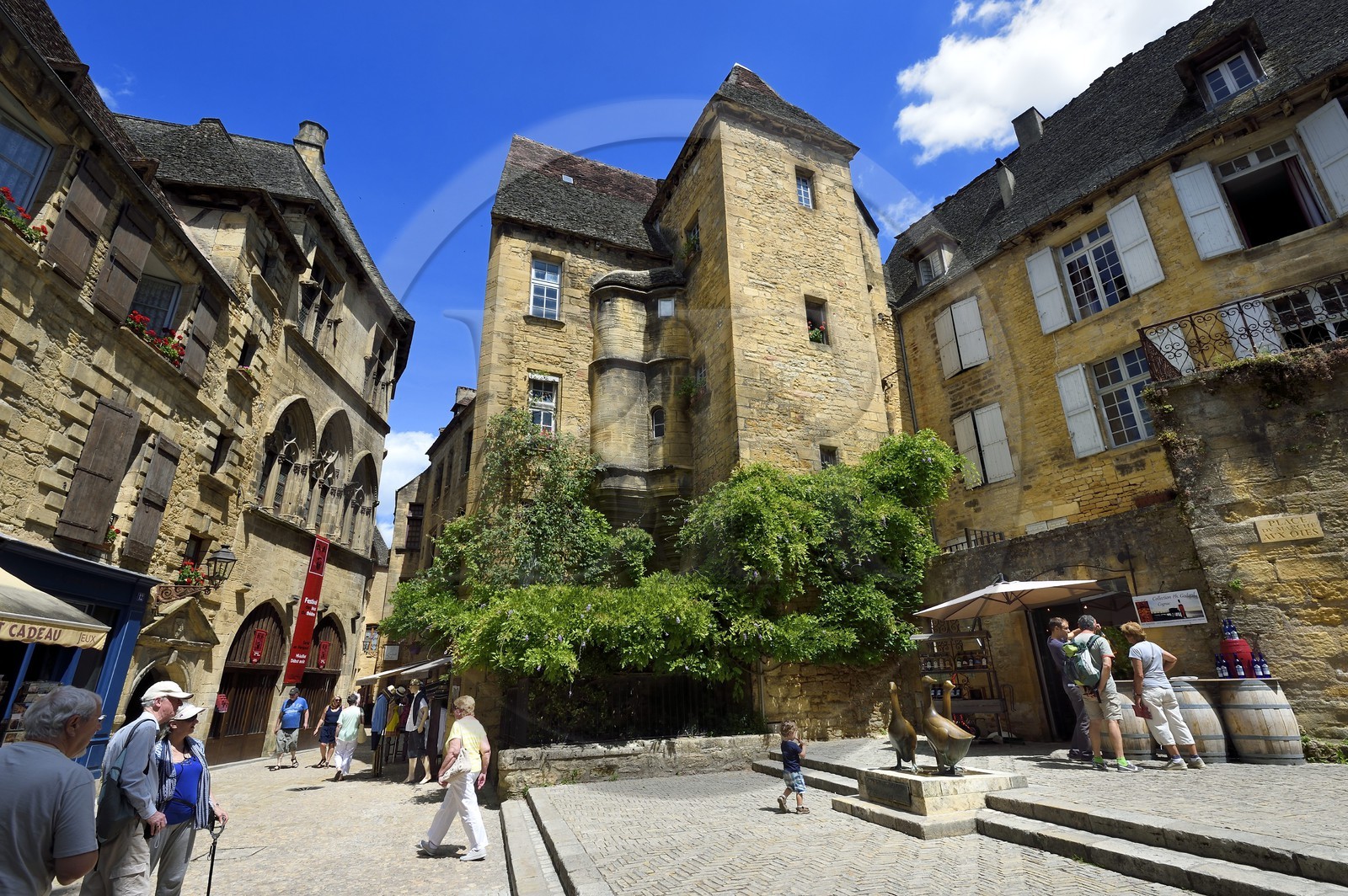 France, Dordogne, Perigord Noir, Dordogne valley, Sarlat la Caneda, Goose Market Place, geese statue by Lalanne, in the background the Hotel de Vassal of the fifteenth century France, Dordogne, Perigord Noir, Dordogne valley, Sarlat la Caneda, Goose Market Place, geese statue by Lalanne, in the background the Hotel de Vassal of the fifteenth century
