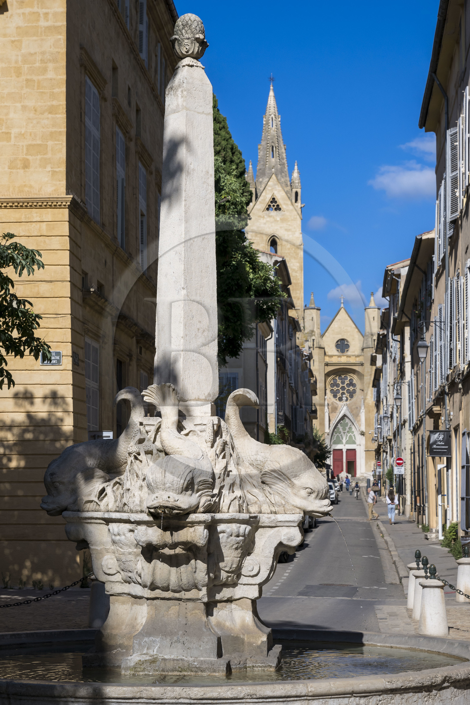 France, Bouches-du-Rhône (13), Aix en Provence, quartier Mazarin, fontaine de la place des quatre Dauphins et l'église Saint Jean de Malte (XIIIème siècle) en arrière plan France, Bouches-du-Rhône (13), Aix en Provence, quartier Mazarin, fontaine de la place des quatre Dauphins et l'église Saint Jean de Malte (XIIIème siècle) en arrière plan