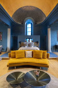 France, Nièvre (58), Nevers, Les Suites du Palais, quatre appartements haut de gamme aménagés dans les anciens batiments du diocèse, l'appartement de la Chapelle, un cocon bleu et design avec vue imprenable sur la cathédrale