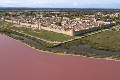 France, Gard (30), Aigues-Mortes, la ville médiévale entourée par ses remparts en bordure des marais salants (Salins du Midi) (vue aérienne)