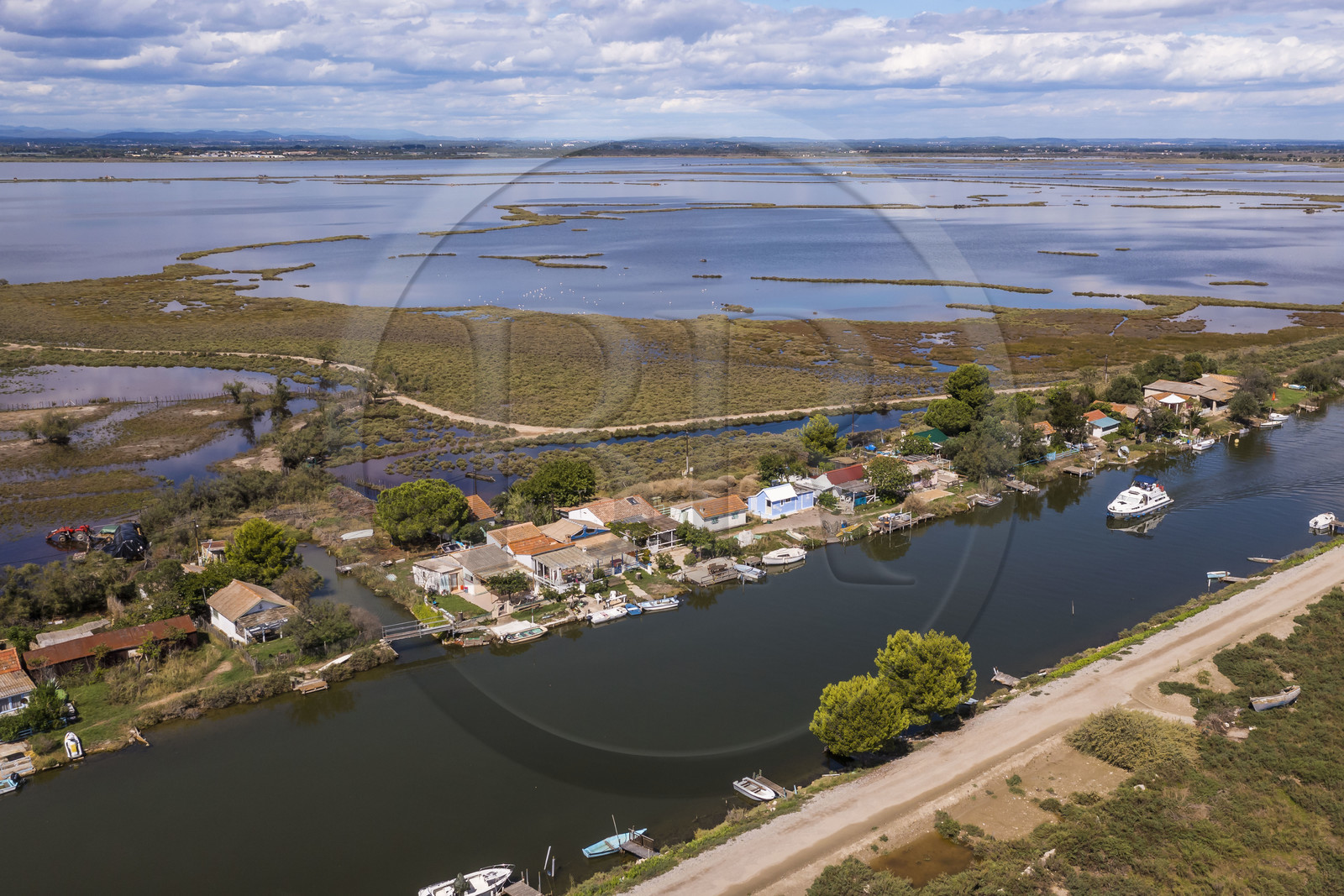 France, Hérault (34), La Grande-Motte, lieu dit des Cabanes du Roc, anciennes cabanes de pécheurs en bordure du canal du Rhône à Sète, l'étang de l'Or en arrière plan (vue aérienne)