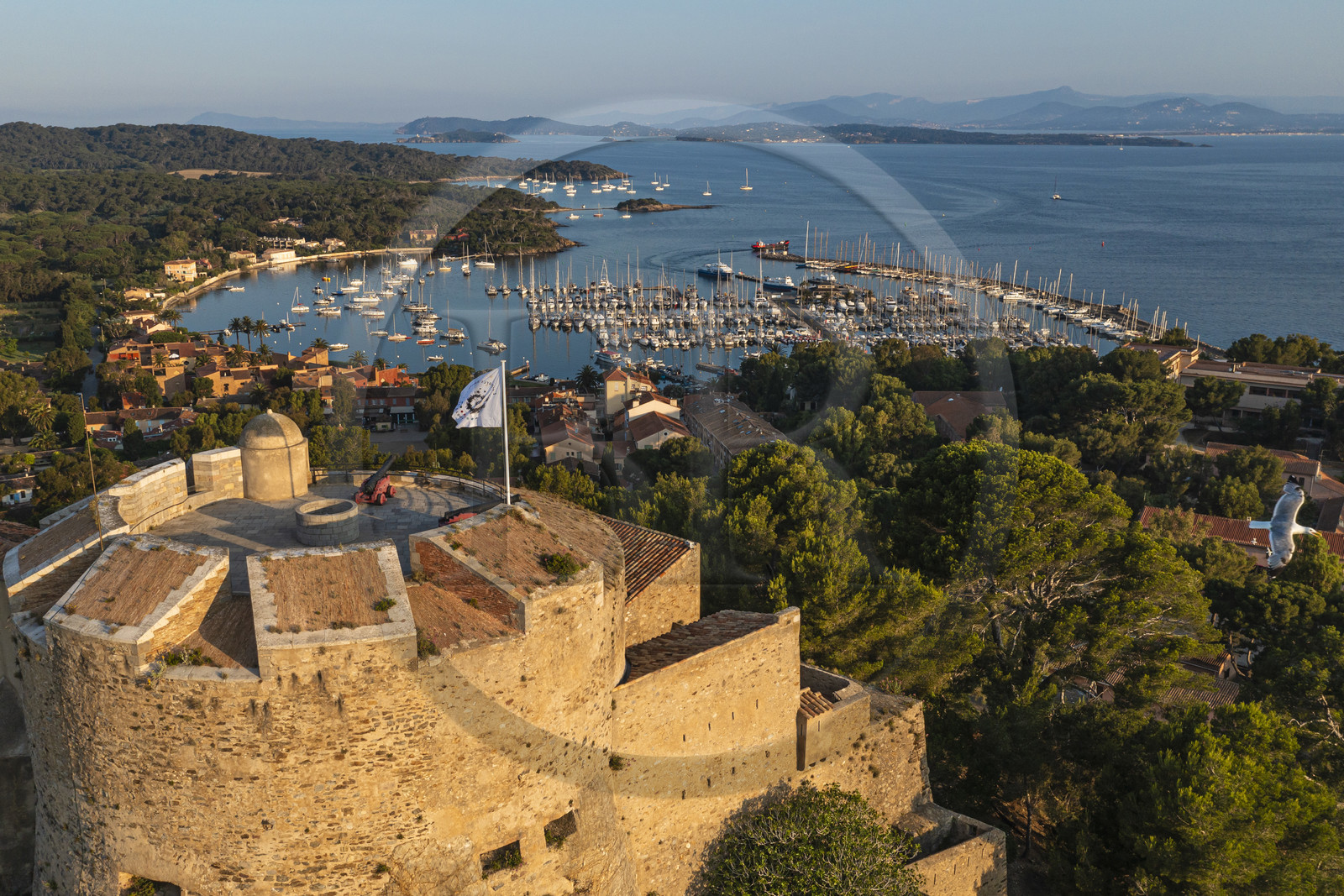 France, Var (83), Iles d'Hyères, parc national de Port Cros, Ile de Porquerolles, le village et le port de Porquerolles vus depuis le chateau Sainte-Agathe (vue aérienne)