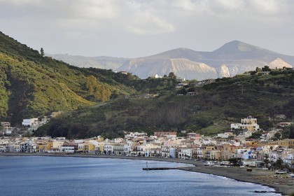Italie, Sicile, iles Eoliennes, classées Patrimoine Mondial de l'UNESCO, Ile de Lipari, la ville de Canneto et le volcan de l'Ile Vulcano en arrière-plan