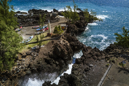 France, Ile de la Reunion, Saint-Joseph, le petit port de la Marine de Langevin dans un couloir naturel de roche basaltique issue d'une ancienne coulée de lave qui a permis l'installation d'un débarcadère (vue aérienne)