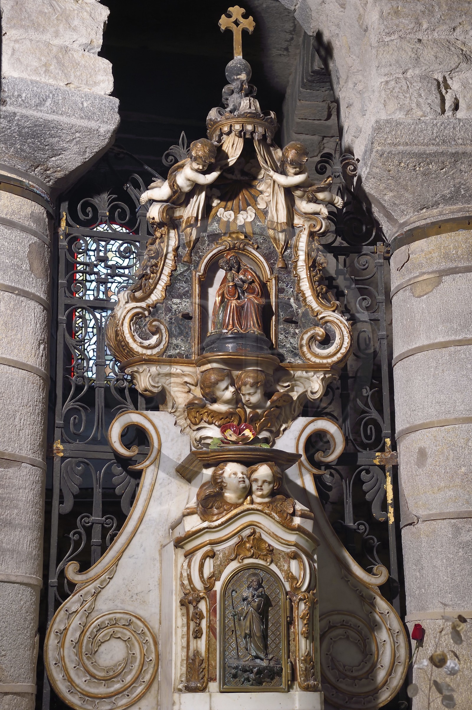 France, Puy-de-Dôme (63), Clermont-Ferrand, basilique Notre-Dame-du-Port de style roman auvergnat, classée Patrimoine Mondial de l'UNESCO au titre des Chemins de Saint-Jacques-de-Compostelle en France, la crypte qui abrite la Vierge Noire sur son autel