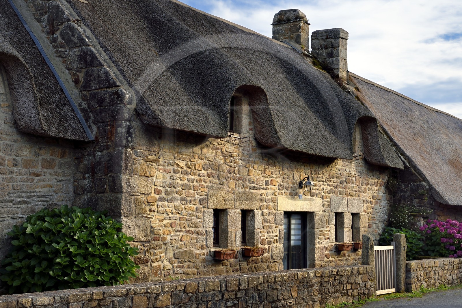 France, Finistère (29), région de Pont-Aven, Nevez, les chaumières traditionnelles à toit de chaume de Kerascoet