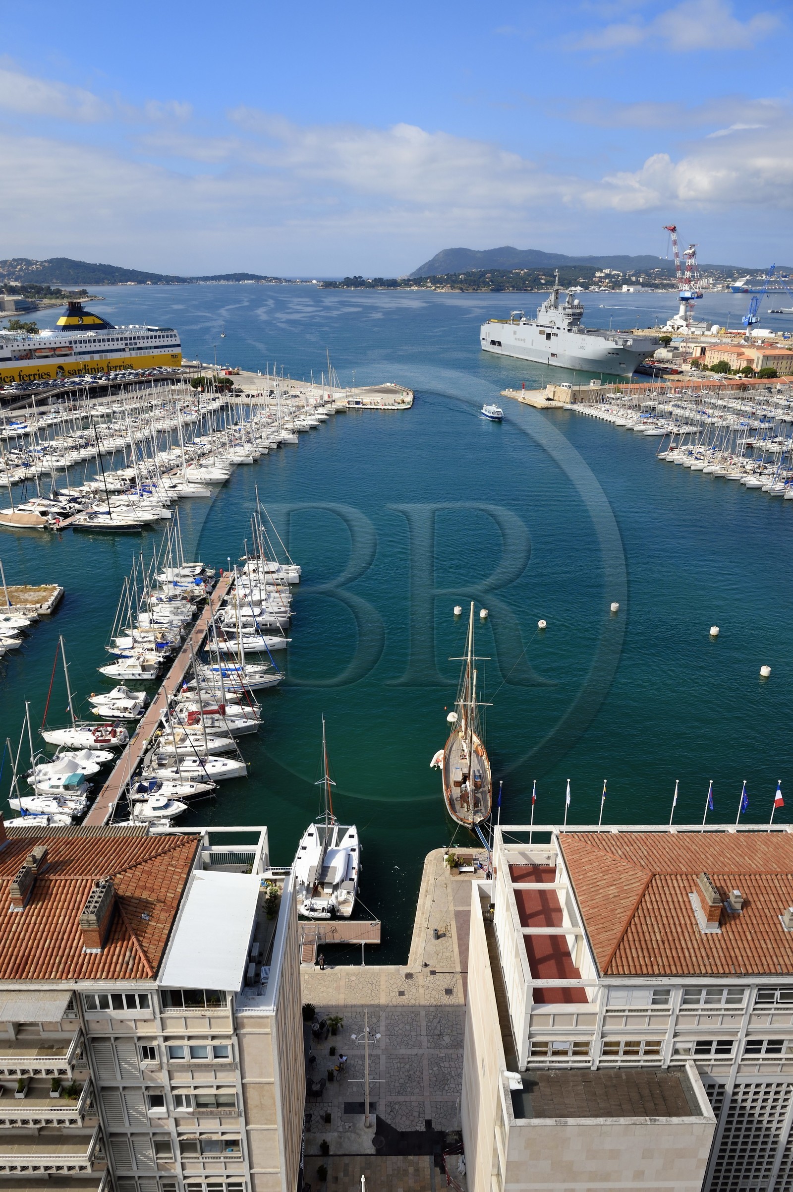France, Var (83), Toulon, La Frontale et le quai Cronstadt ouvrent sur le port civil, le Mistral (L9013) porte-hélicoptères amphibie de la Marine nationale française en arrière plan