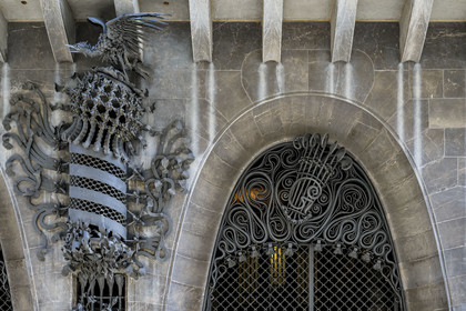 Espagne, Catalogne, Barcelone, le Palais Güell (Palau Güell) construit entre 1886 et 1891 et réalisé par l'architecte du modernisme catalan Antoni Gaudi, site classé au Patrimoine Mondial de l'UNESCO, le blason entre les portes cochères évoque le drapeau catalan et le phénix qui le surmonte symbolise la renaissance de la littérature catalane