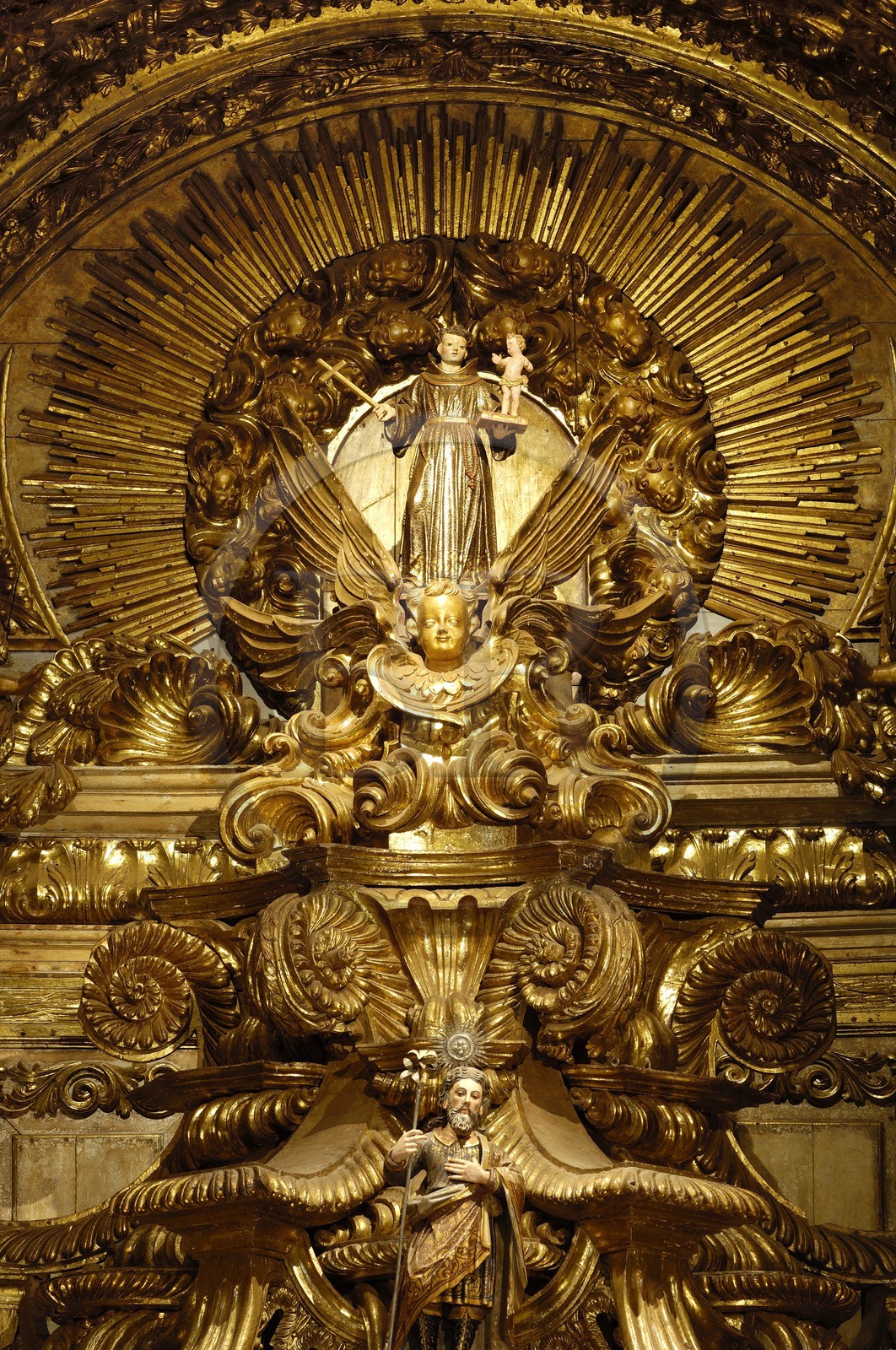 Brésil, Etat du Minas Gerais, Tirandentes, Matriz de Santo Antonio, église Saint-Antoine, maître-autel recouvert de feuilles d'or et statue de Saint-Antoine (Route de l'or, Estrada Real)