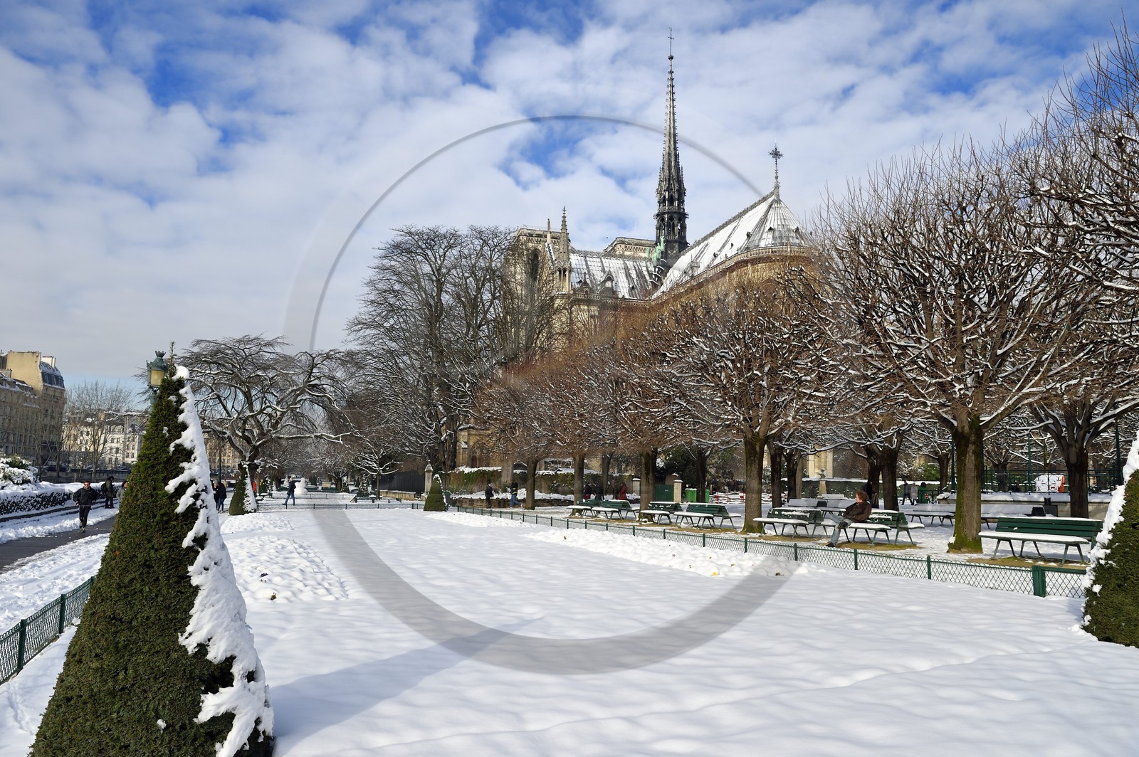 France, Paris (75), les rives de la Seine, classées Patrimoine Mondial de l'UNESCO, la Cathédrale Notre-Dame sous la neige sur l'Ile de la Cité et le square Jean XXIII sur le quai de l'Archevêché France, Paris (75), les rives de la Seine, classées Patrimoine Mondial de l'UNESCO, la Cathédrale Notre-Dame sous la neige sur l'Ile de la Cité et le square Jean XXIII sur le quai de l'Archevêché