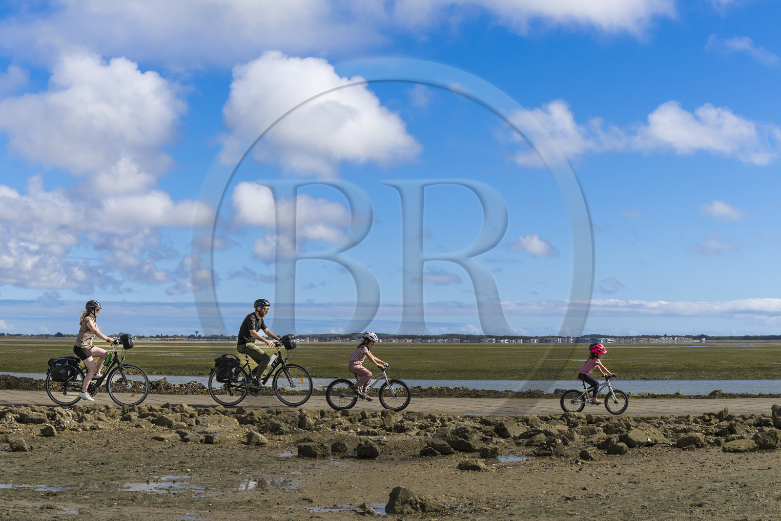 France, Vendée (85), île de Noirmoutier, Barbatre, cyclistes sur le passage du Gois, chaussée submersible qui relie l'île au continent à marrée basse