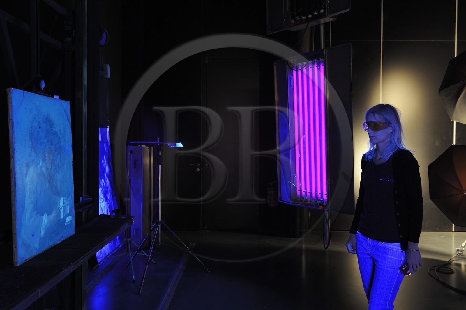 France, Paris (75), Laboratoire du Centre de recherche et de restauration des musées de France (C2RMF), observation et photographie sous rayon UV du tableau le Château de Cartes (1737) du peintre Chardin