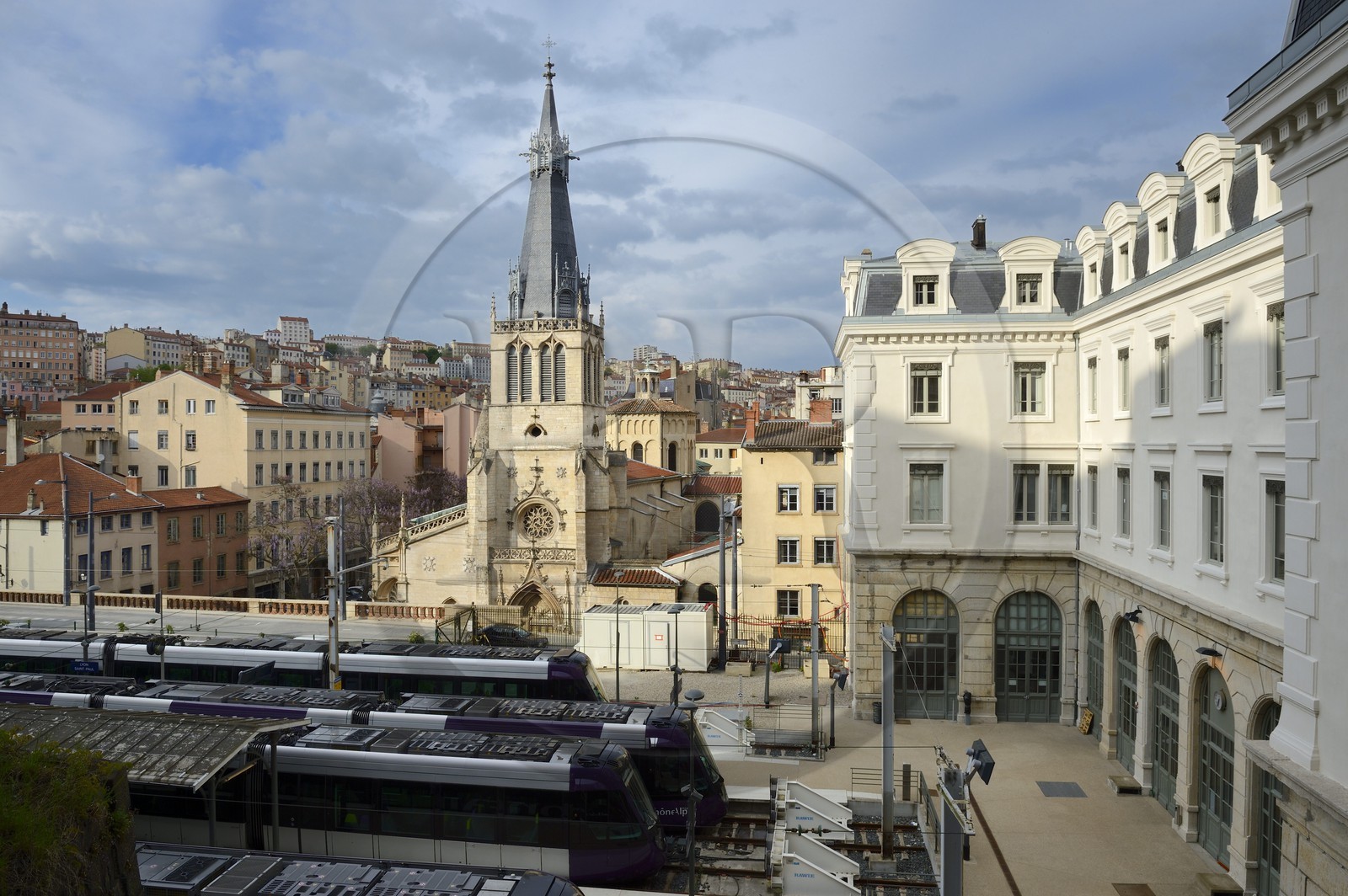 France, Rhône (69), Lyon, site historique classé Patrimoine Mondial de l'UNESCO, quartier de Saint-Paul dans le Vieux Lyon, l'église et la gare Saint Paul